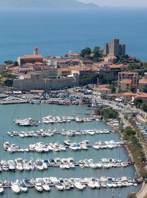 Porto di Talamone Il fondale è basso via le imbarcazioni 