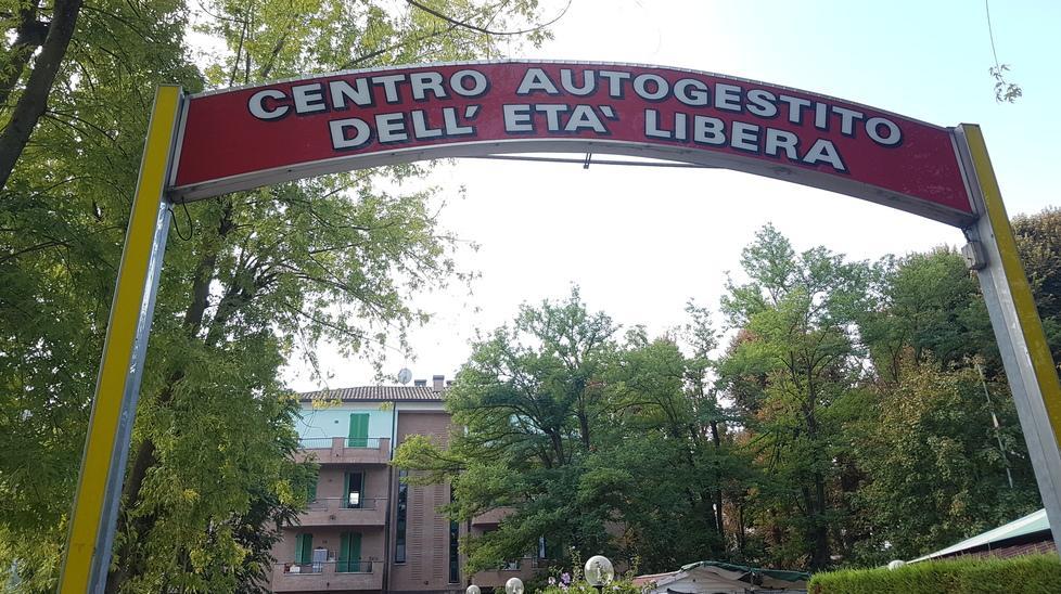 Il Centro anziani vende i suoi beni per pagare le multe