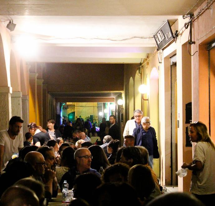 Sotto la pioggia la notte bianca di fine estate