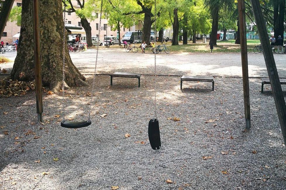 «Giochi rotti al parco del Popolo da troppo tempo» 