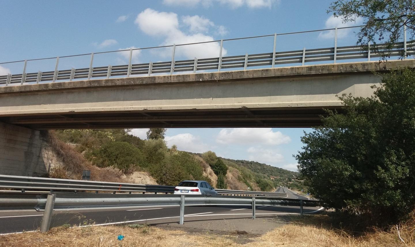Calcinacci dal ponte, disagi sulla 131 Dcn