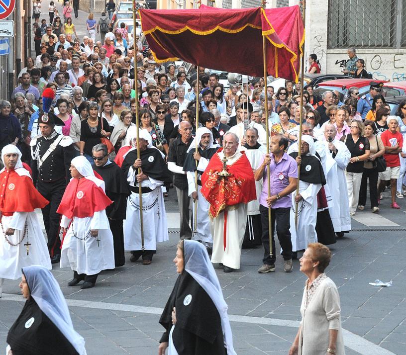 Preti sgraditi e proteste: amarezza dell’arcivescovo 