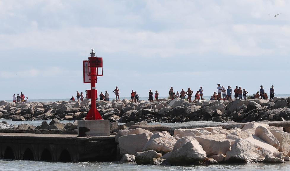 Cadavere sugli scogli a Lido Estensi, svelata l’identità 