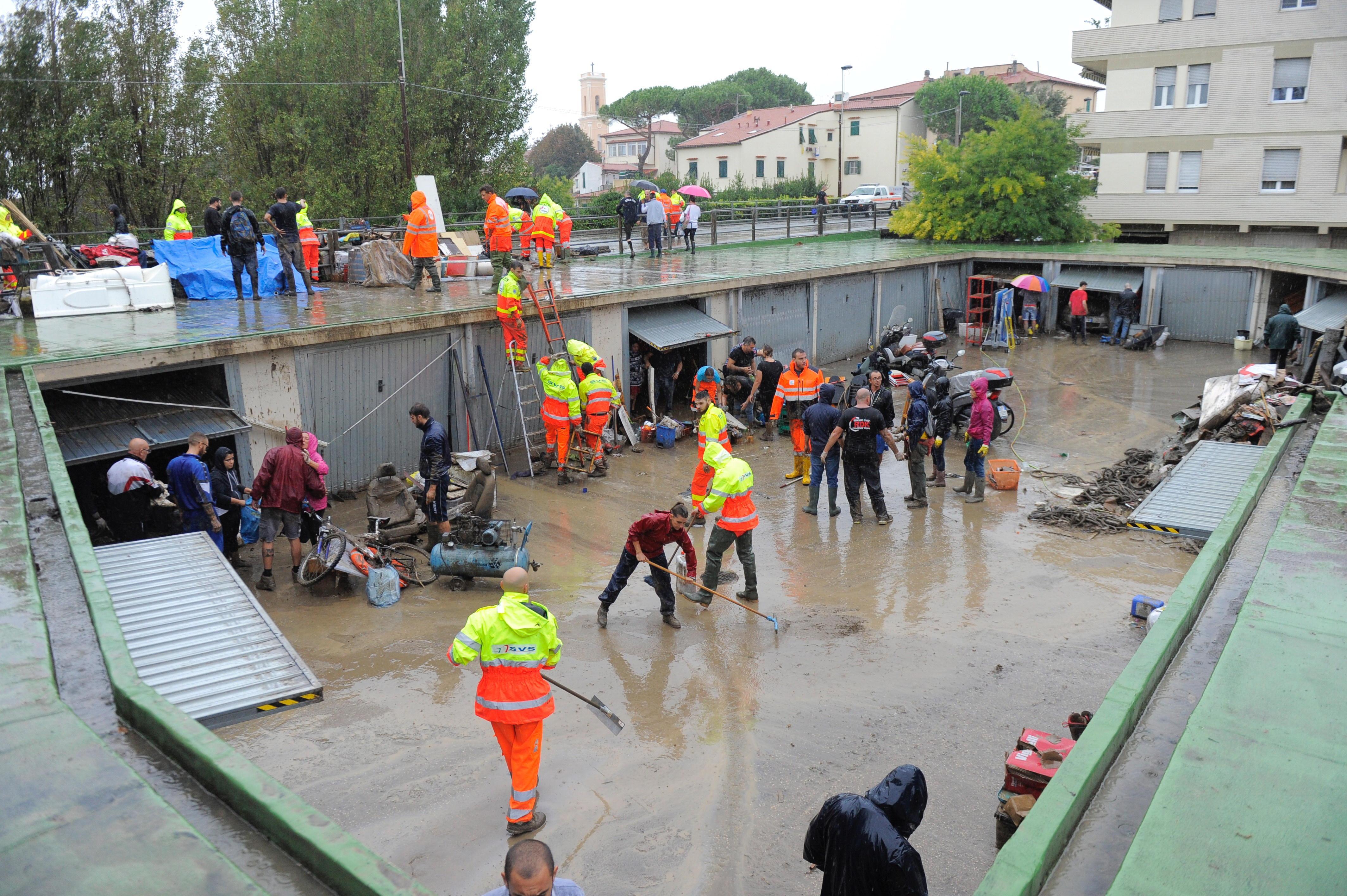 Livorno dopo il nubifragio: protezione civile al lavoro con 400 persone, in arrivo 60 militari della Folgore