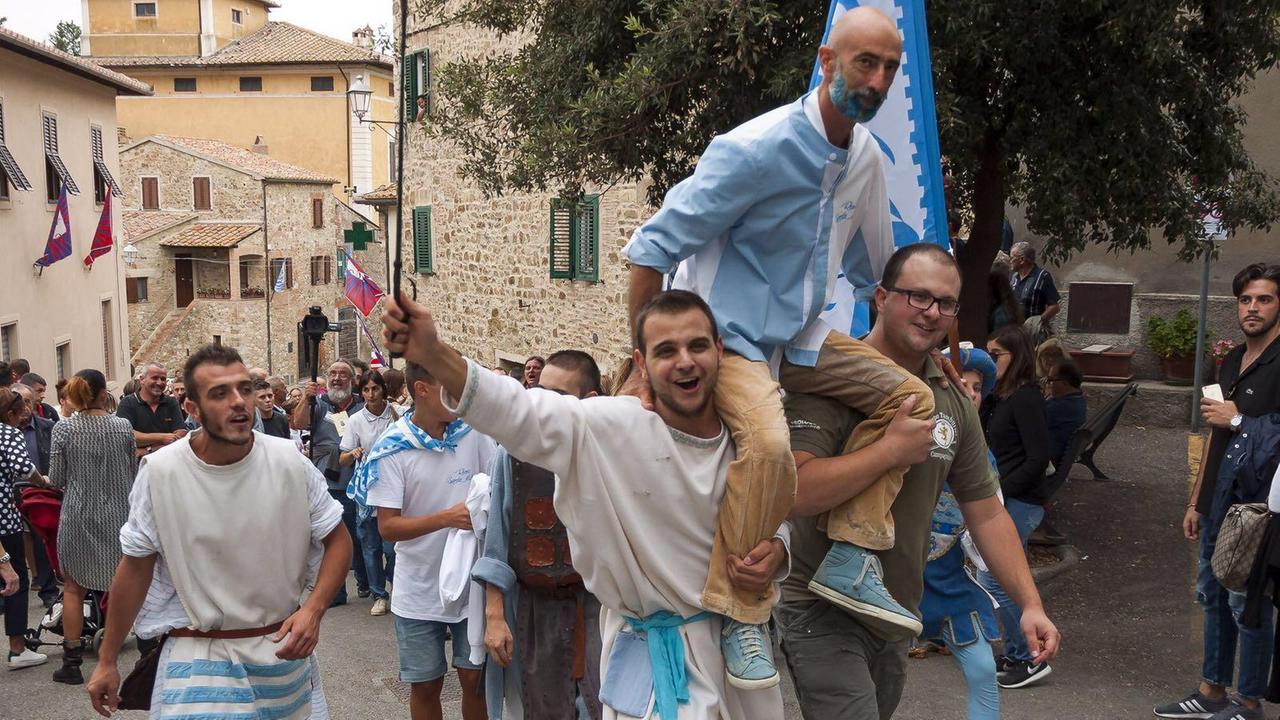 Loriano Bargagli portato in trionfo dopo la vittoria al Palio dei ciuchi di Campagnatico