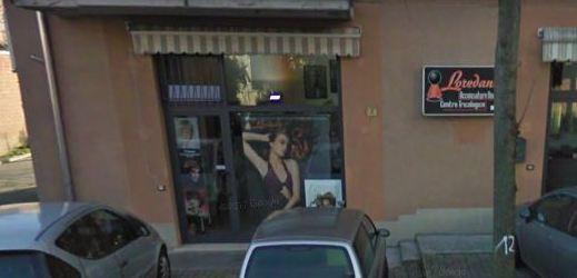La finta cliente fugge via con la cassa della parrucchiera