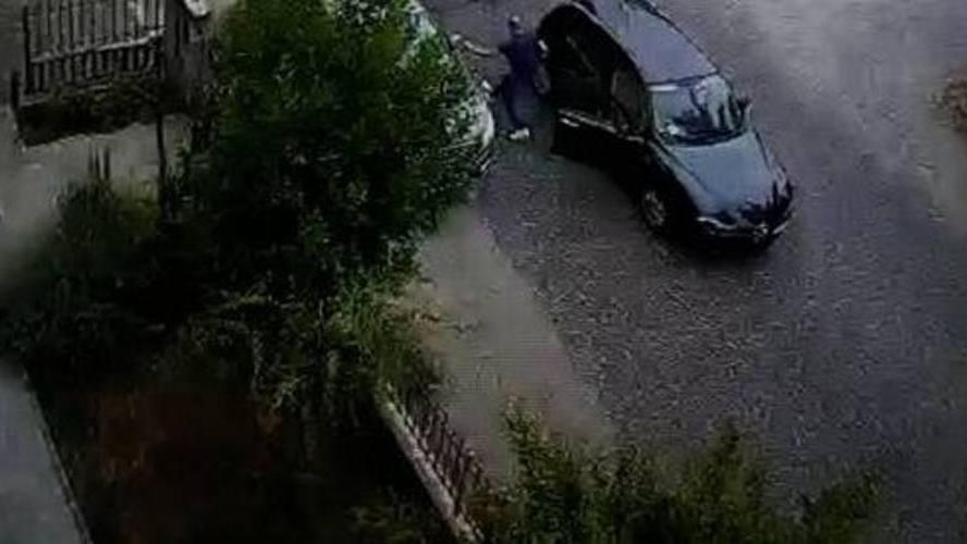 Ripreso mentre ruba la borsa da un’auto
