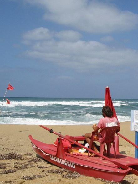 Mare agitato, muore un turista 