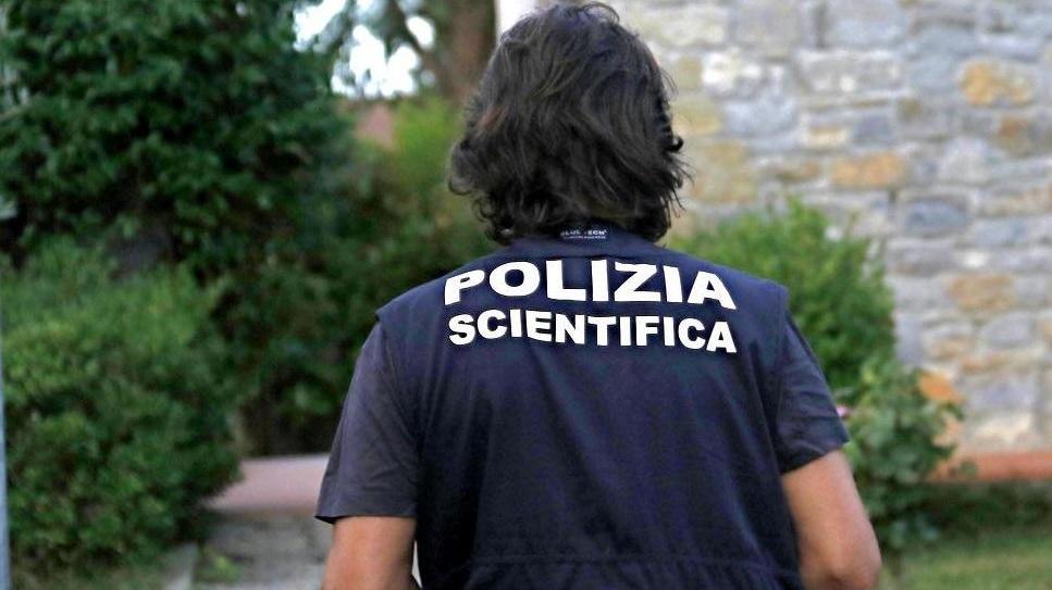 Pensionato ucciso in casa con decine di coltellate, il cadavere ritrovato dopo giorni