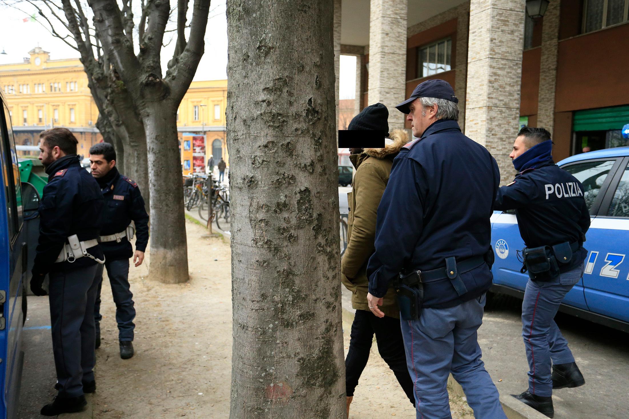 Una retata della polizia in viale Crispi a Modena