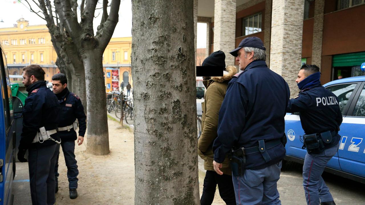 Una retata della polizia in viale Crispi a Modena