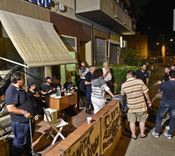 Senza stipendio da mesi Vigilante sventa incendio 