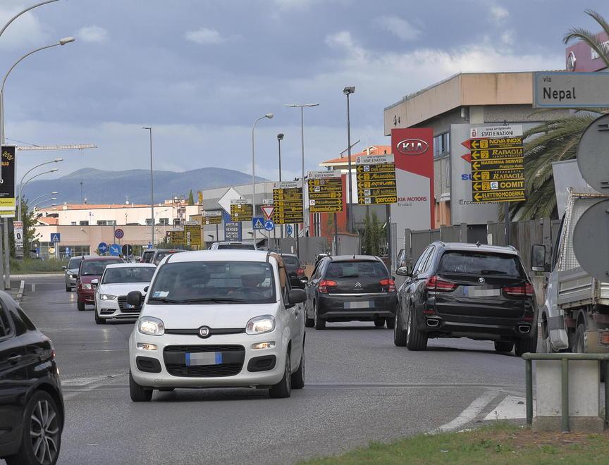 La trafficatissima via Nepal nella zona artigianale di Grosseto (foto Agenzia Bf)