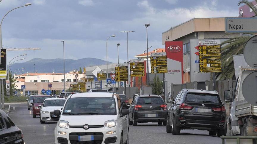La trafficatissima via Nepal nella zona artigianale di Grosseto (foto Agenzia Bf)