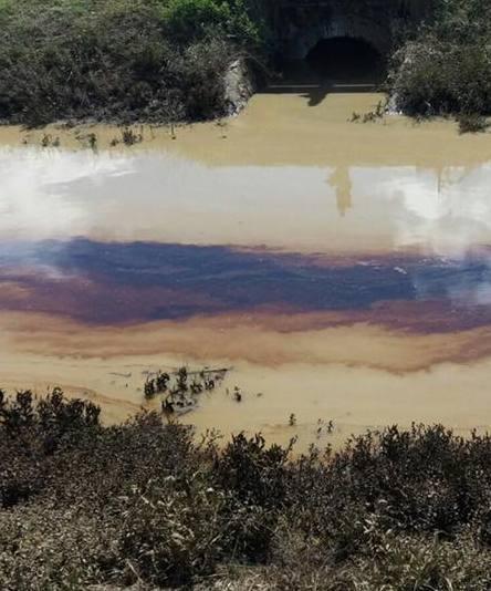 Si allaga la raffineria, idrocarburi in mare 