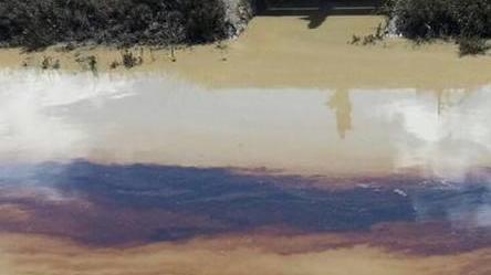 Si allaga la raffineria, idrocarburi in mare