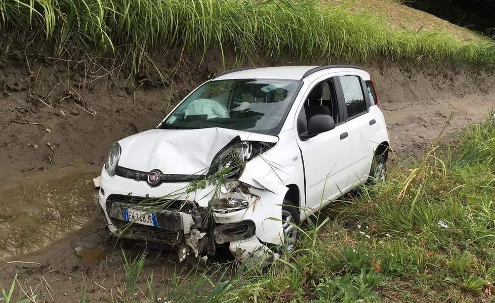 Campogalliano, auto finisce fuori strada