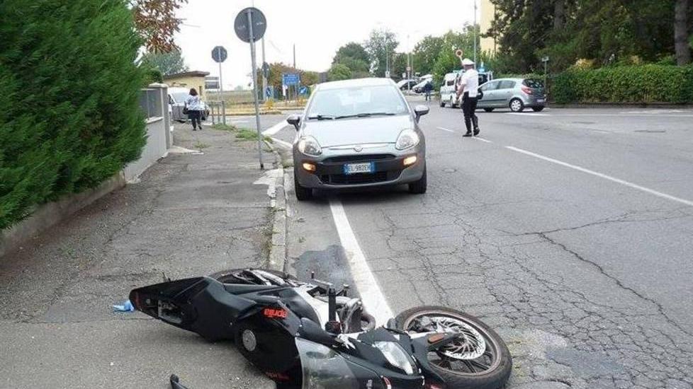 Cavezzo: motorino travolto, 17enne ferito