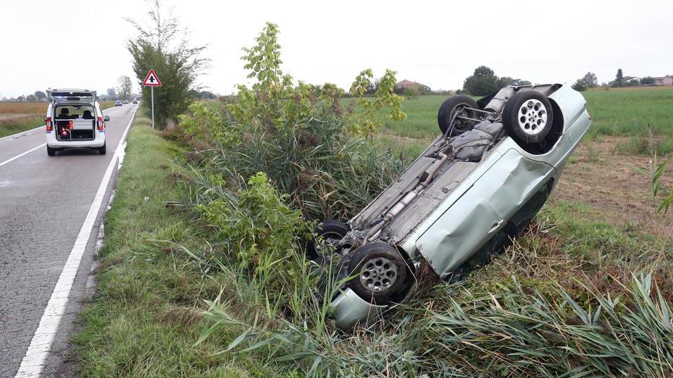 Vola fuori strada con l’auto, ferita una donna di 50 anni