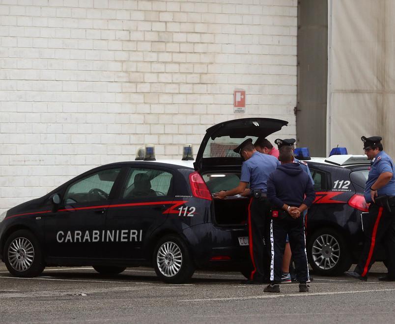 Precipita da otto metri mentre sta lavorando 