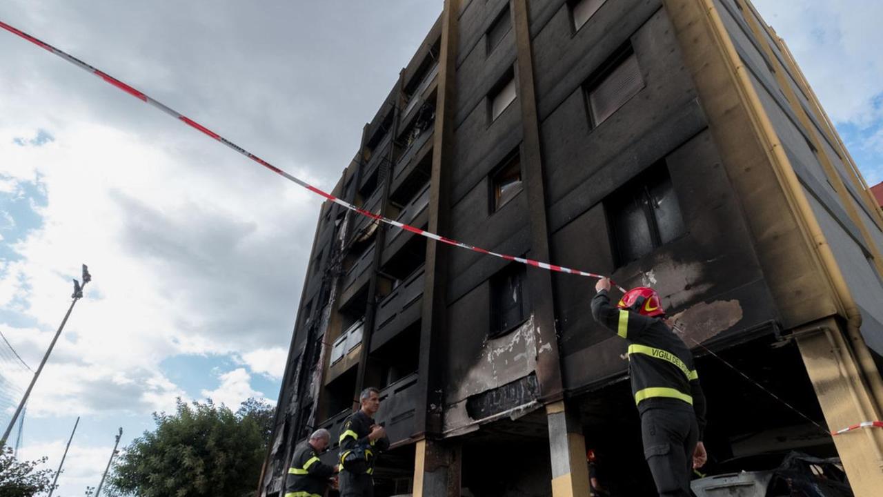 Palazzina in fiamme, evacuati gli inquilini