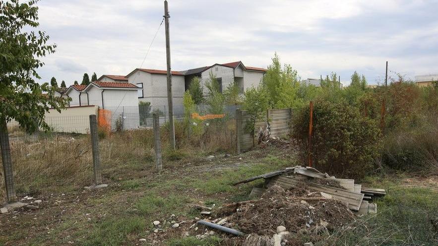 Saliceto Panaro: rifiuti, degrado e anche set per foto hard