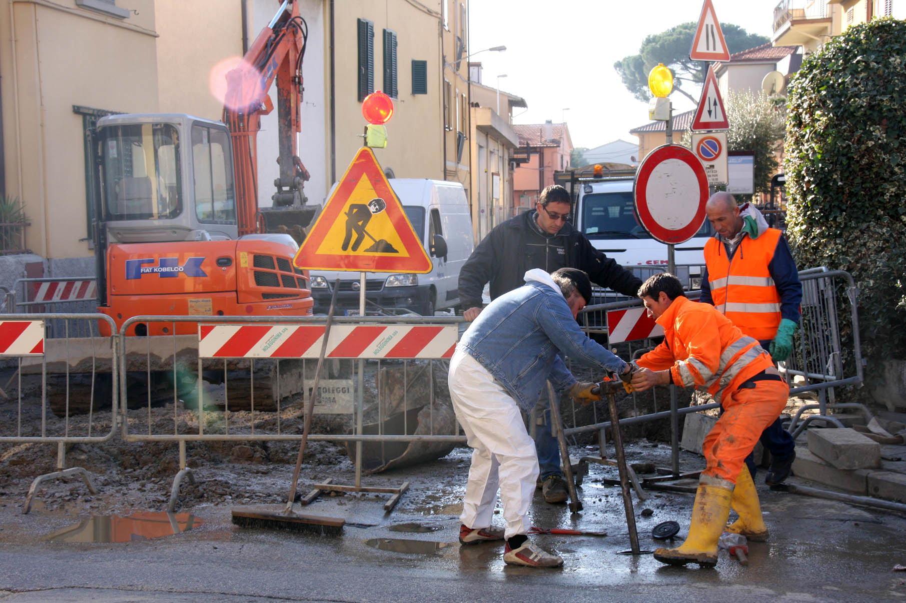 Lavori di Publiacqua per un guasto alla rete idrica (foto d'archivio)