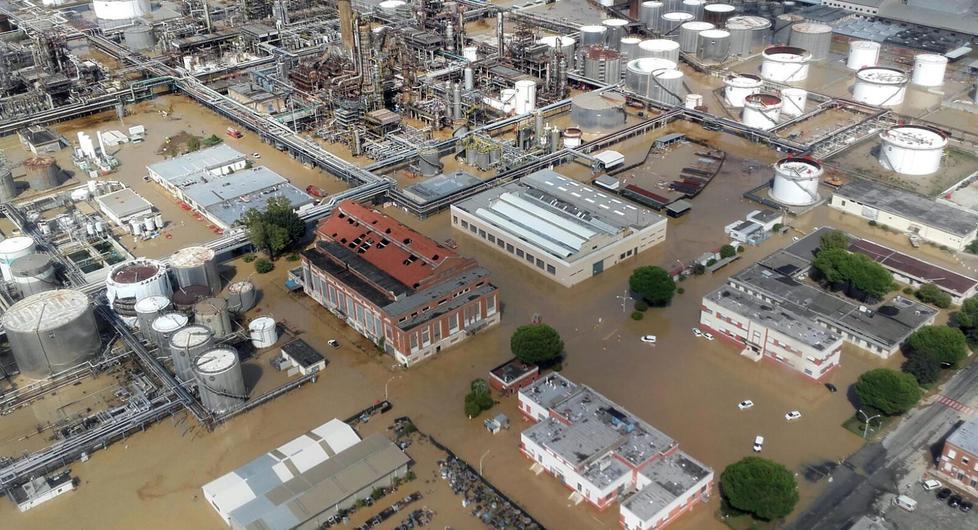 La raffineria dell'Eni allagata