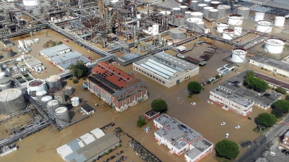 La raffineria dell'Eni allagata