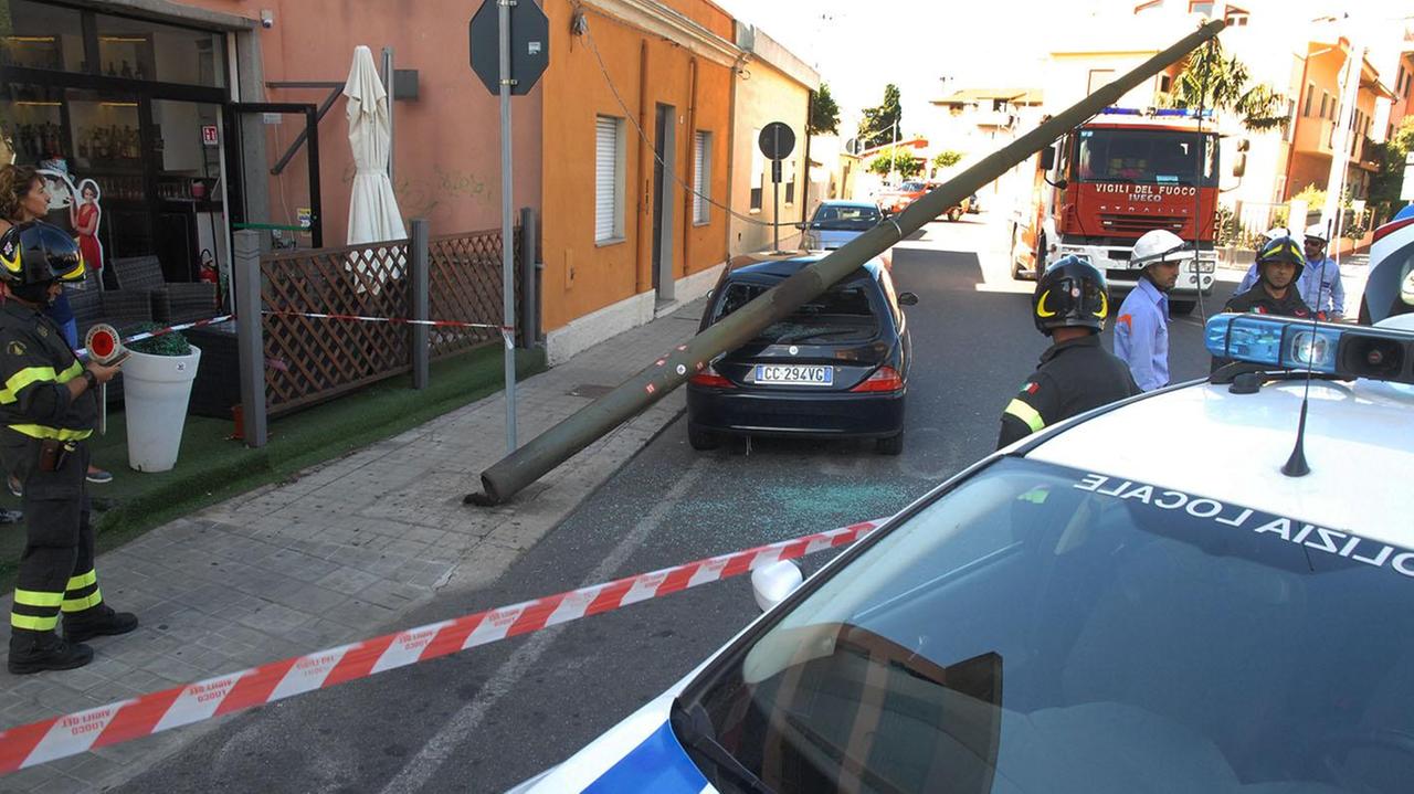 Il palo della luce crollato sopra un'auto in via Michele Pira