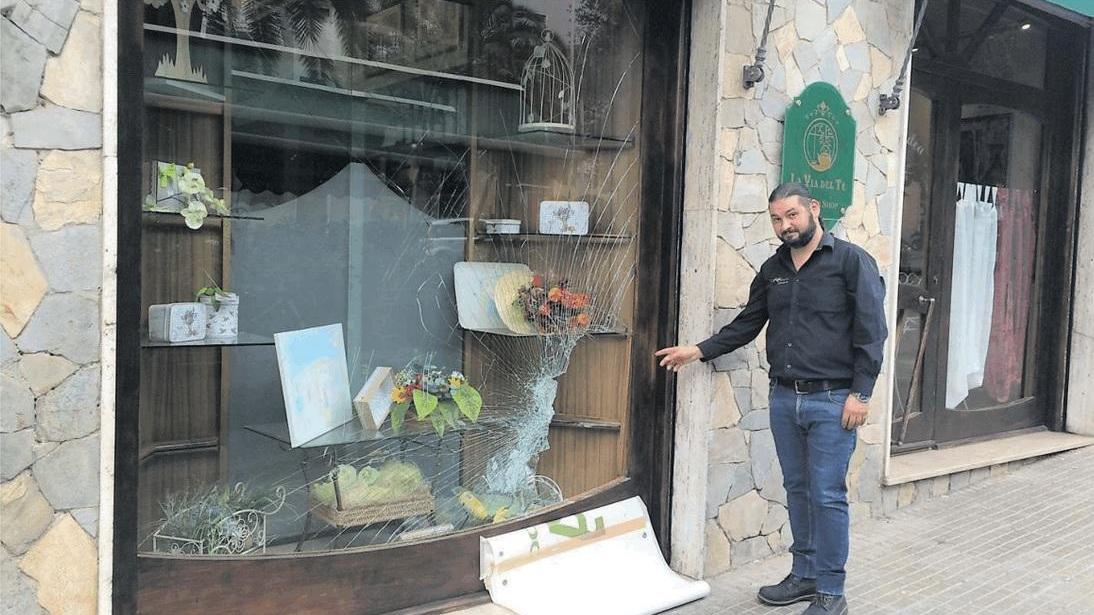 Alessandro Mannoni mostra il danno subito domenica notte alla vetrina della caffetteria di famiglia