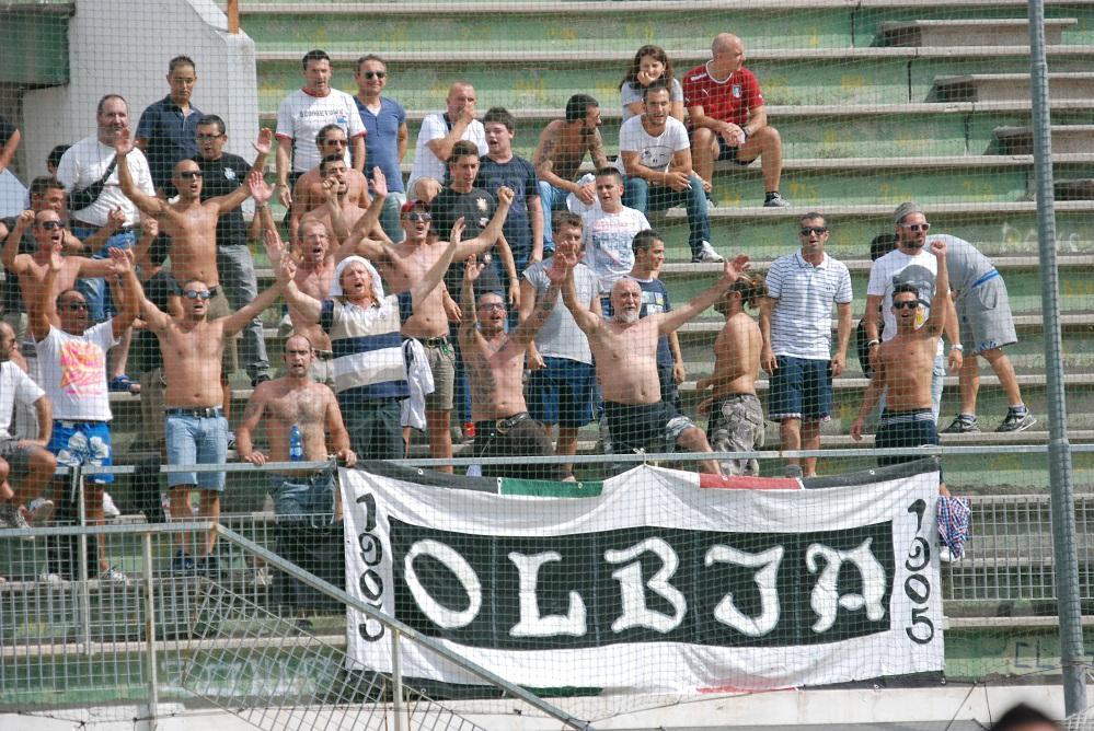 Daspo a due tifosi dell'Olbia: fecero esplodere un grosso petardo al Nespoli