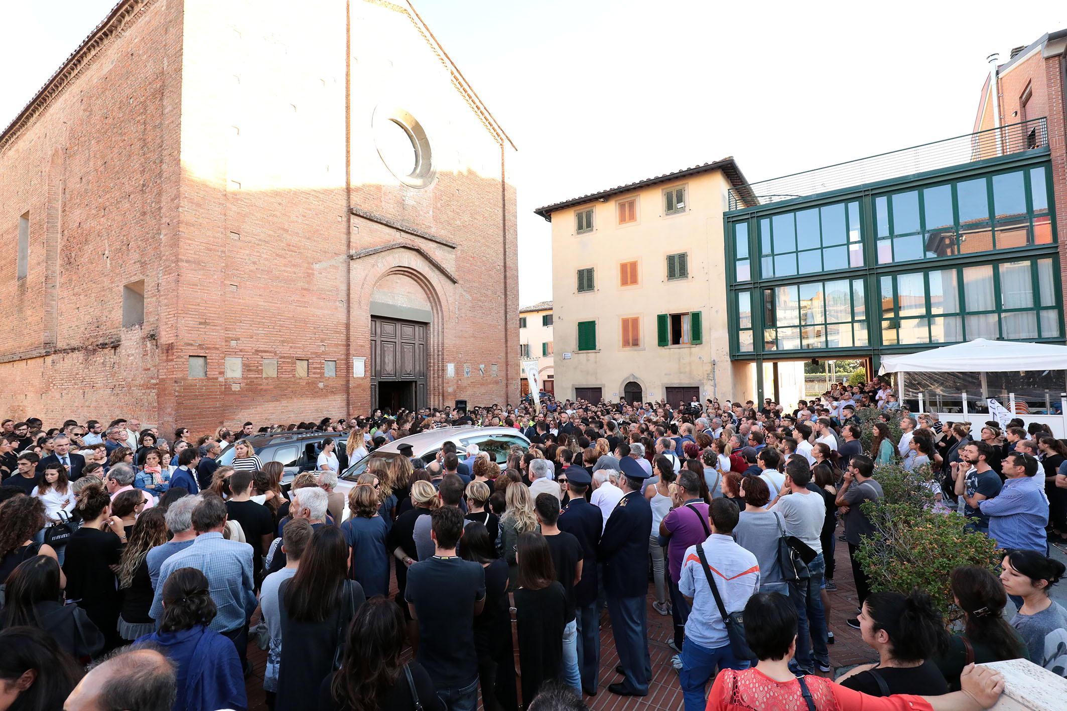 In mille per l'addio a Sara Scimmi (Foto Agenzia Carlo Sestini)