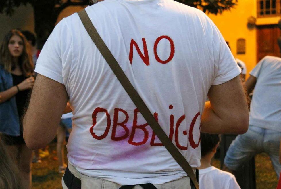 Dieci famiglie nel caos: figli vaccinati ma non risulta