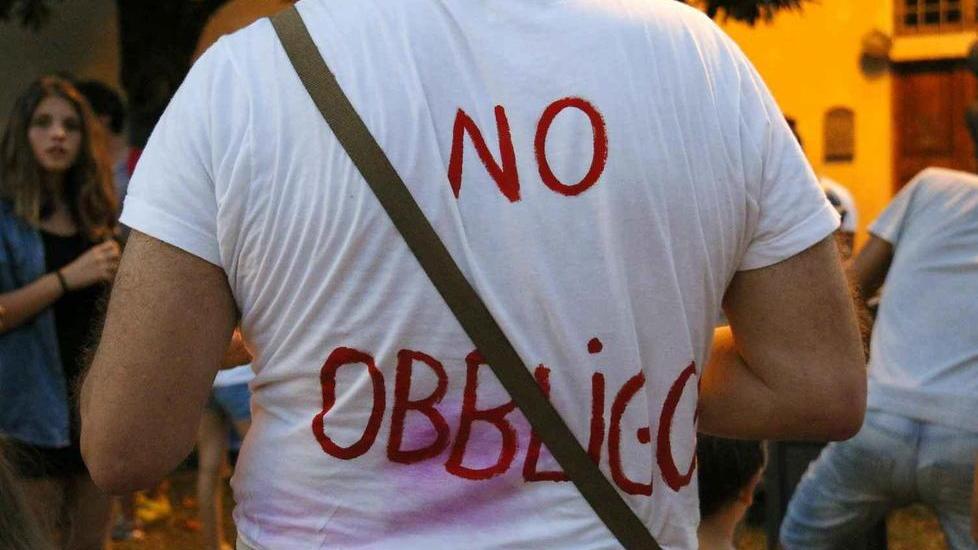 Dieci famiglie nel caos: figli vaccinati ma non risulta