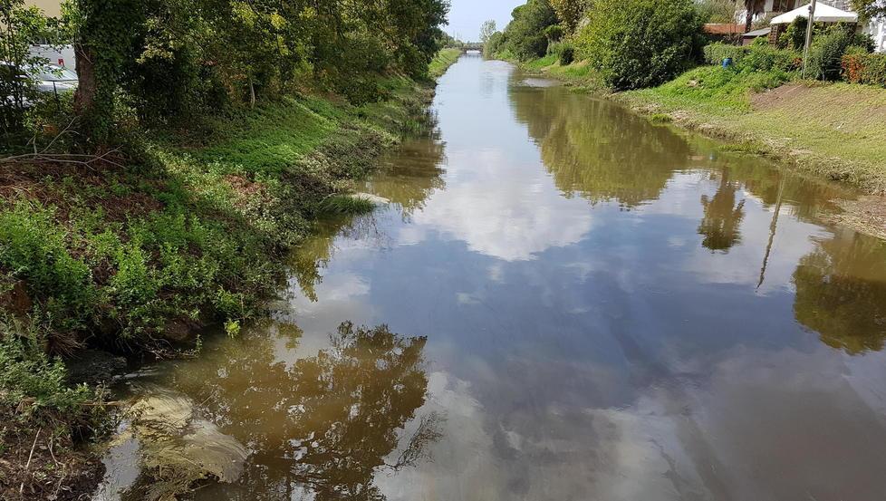 Fiume Morto ancora inquinato: nuove chiazze di gasolio e puzza 