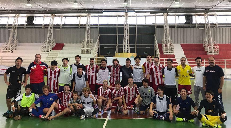 Atlante a passo di carica contro la selezione giapponese