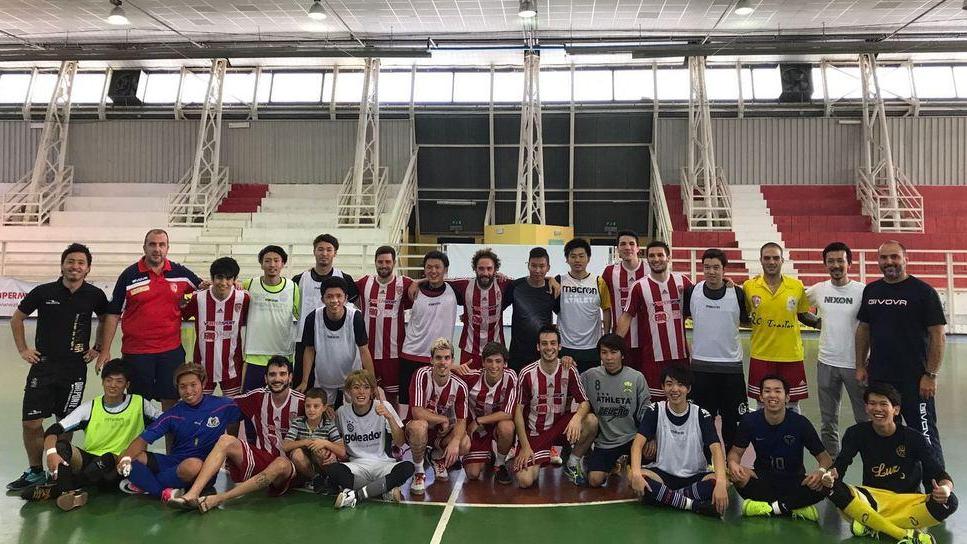 Atlante a passo di carica contro la selezione giapponese