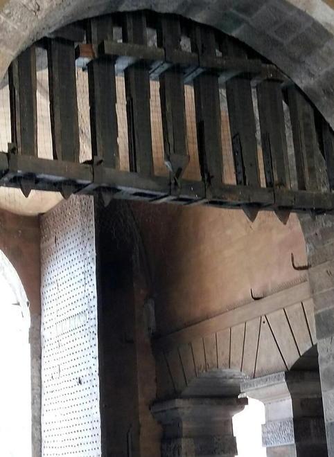 Camion resta incastrato e danneggia porta San Pietro 