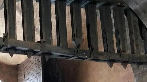 Camion resta incastrato e danneggia porta San Pietro