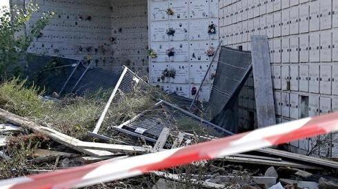 Crolla il muro del cimitero ricoperto dal fango