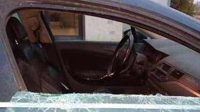 I ladri si portano via un’auto soldi, penne e anche le ruote