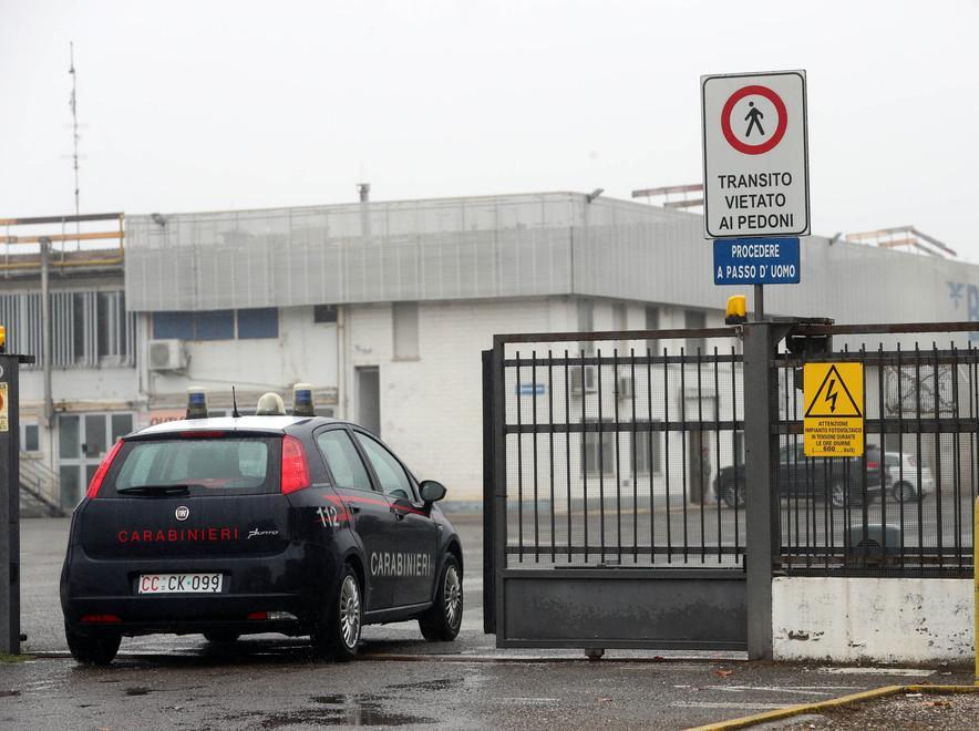 Cade da otto metri, è ancora grave 