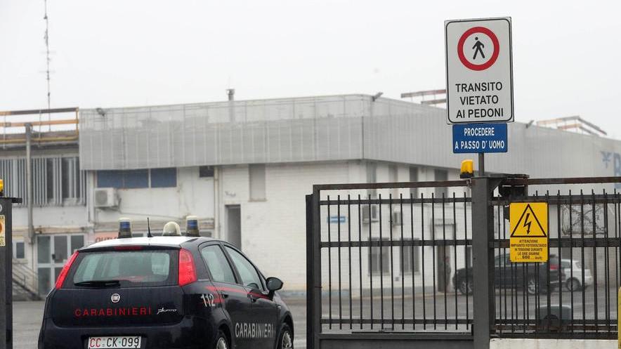 Cade da otto metri, è ancora grave