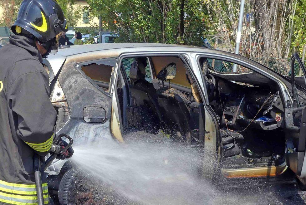 Auto a fuoco, l’incendio è doloso 