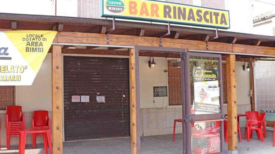 Un altro bar chiuso. E fioccano gli allontanamenti