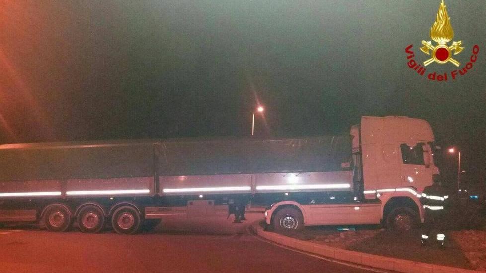 Camionista accusa un malore Il tir finisce sopra la rotonda