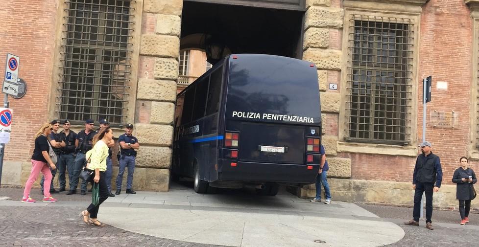 La notizia rimbalza subito a Reggio 