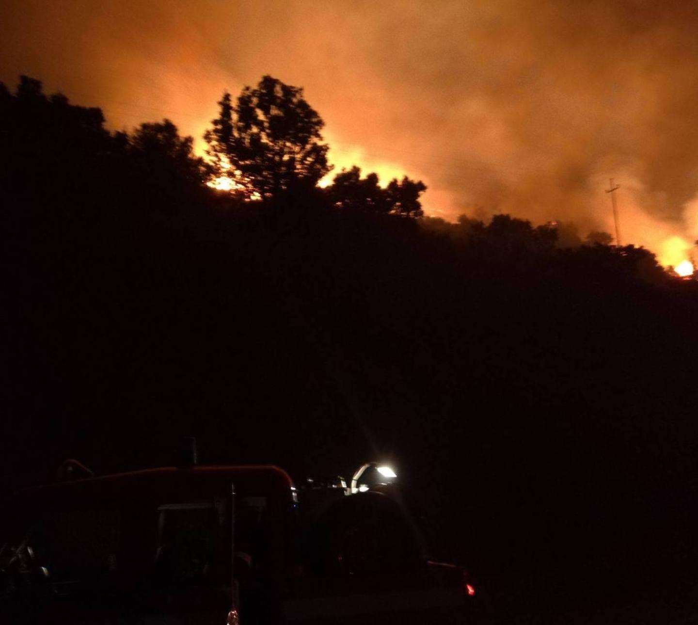 Incendiari in azione case evacuate a Jerzu 