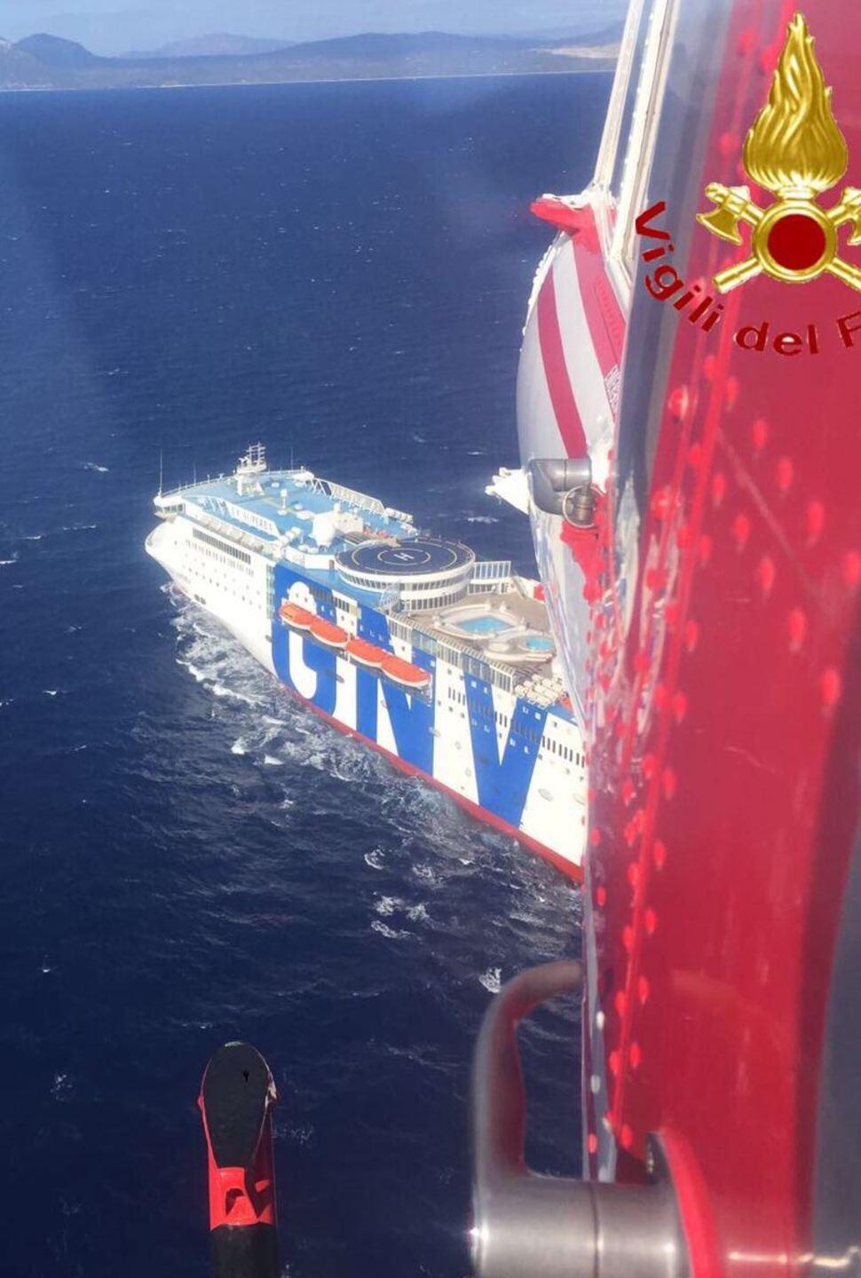 Malore in nave, turista salvata dai vigili